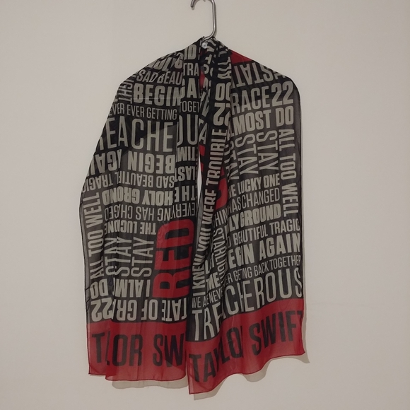 Taylor Swift limited edition Red tour scarf - Picture 2 of 2